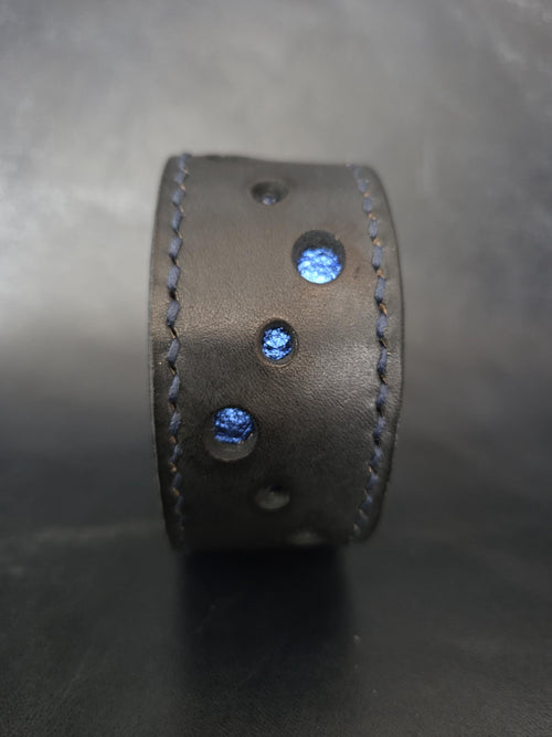 Black leather wristcuff. Size L.
