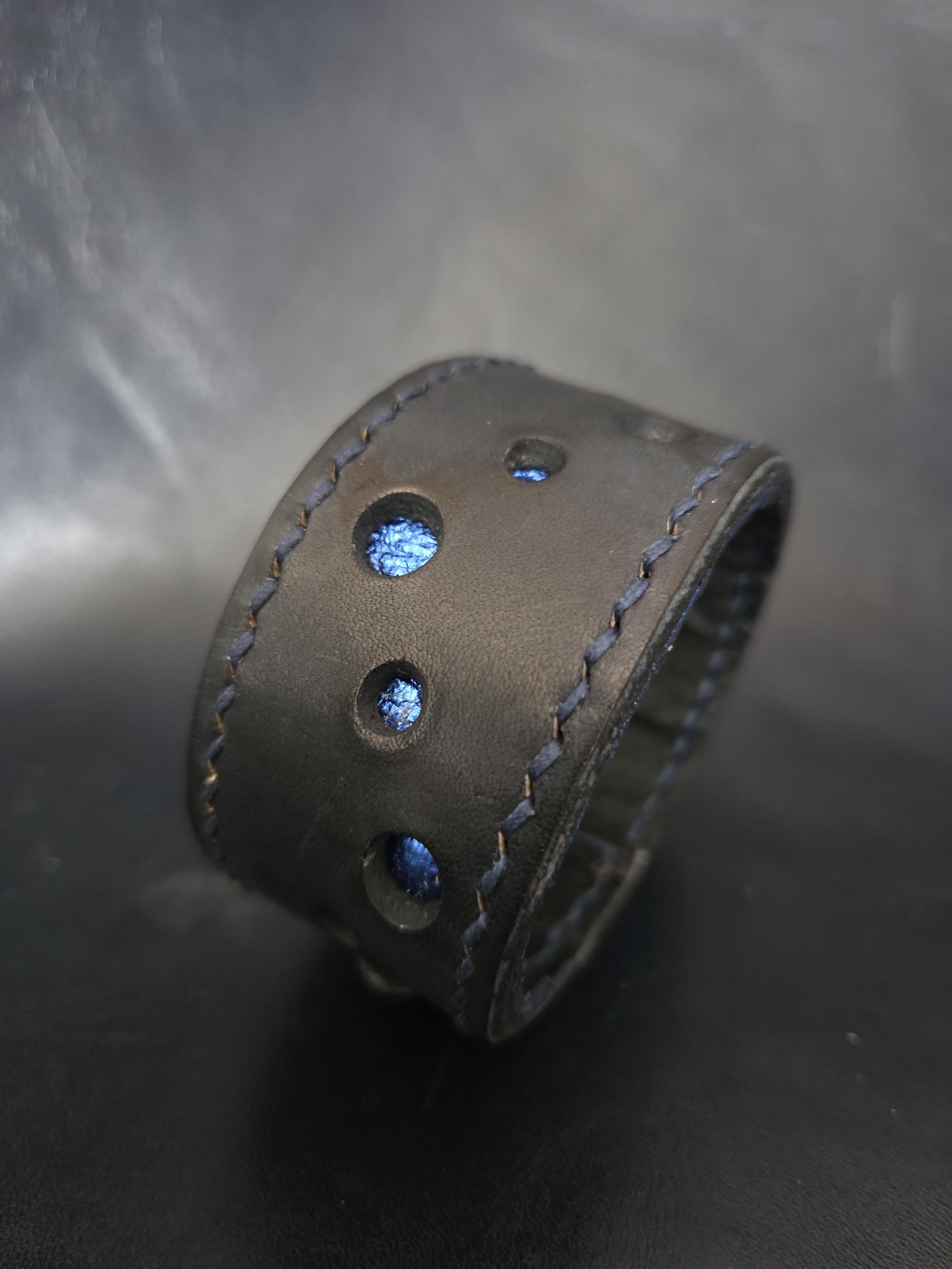 Black leather wristcuff. Size L.