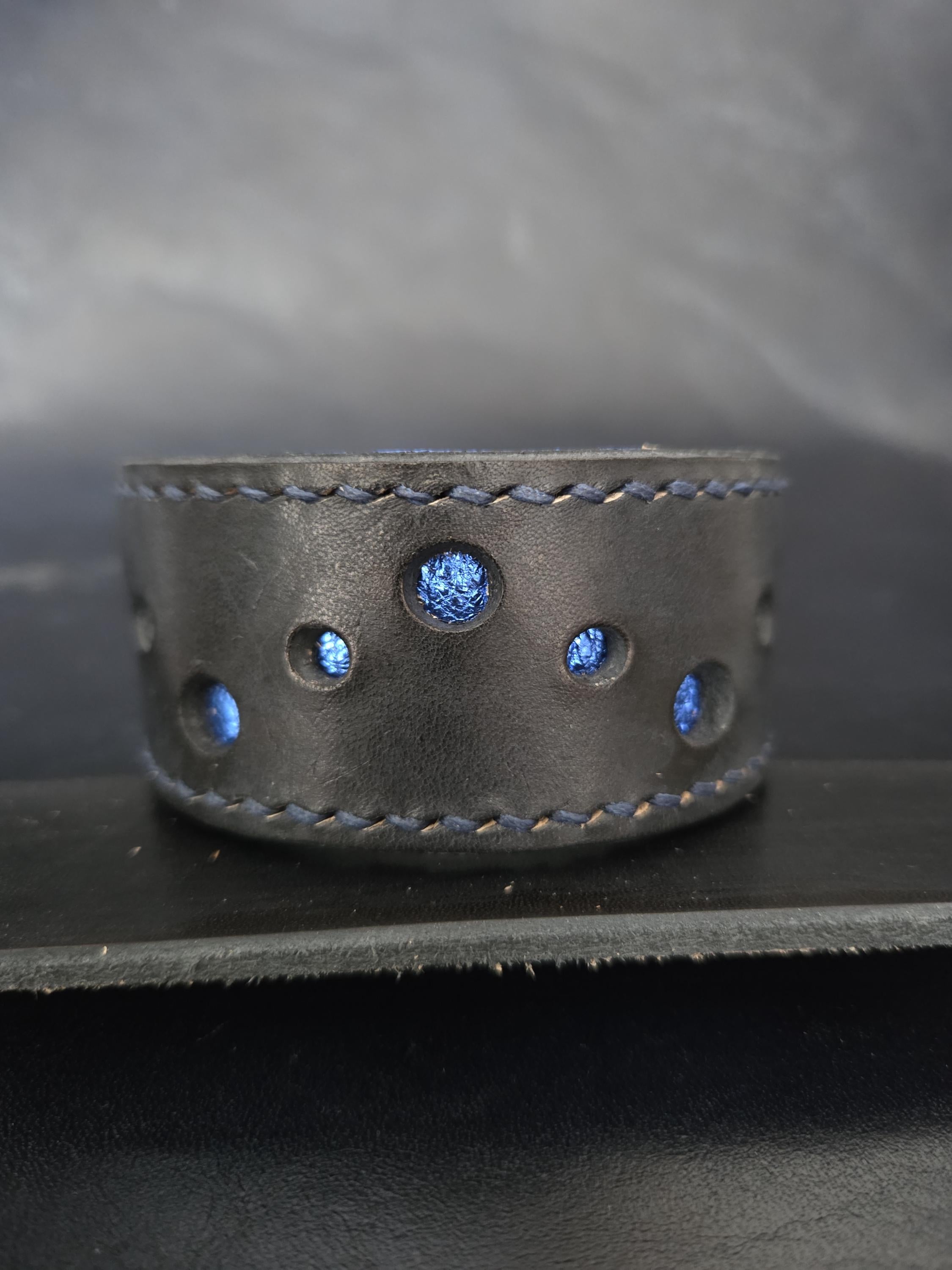 Black leather wristcuff. Size L.