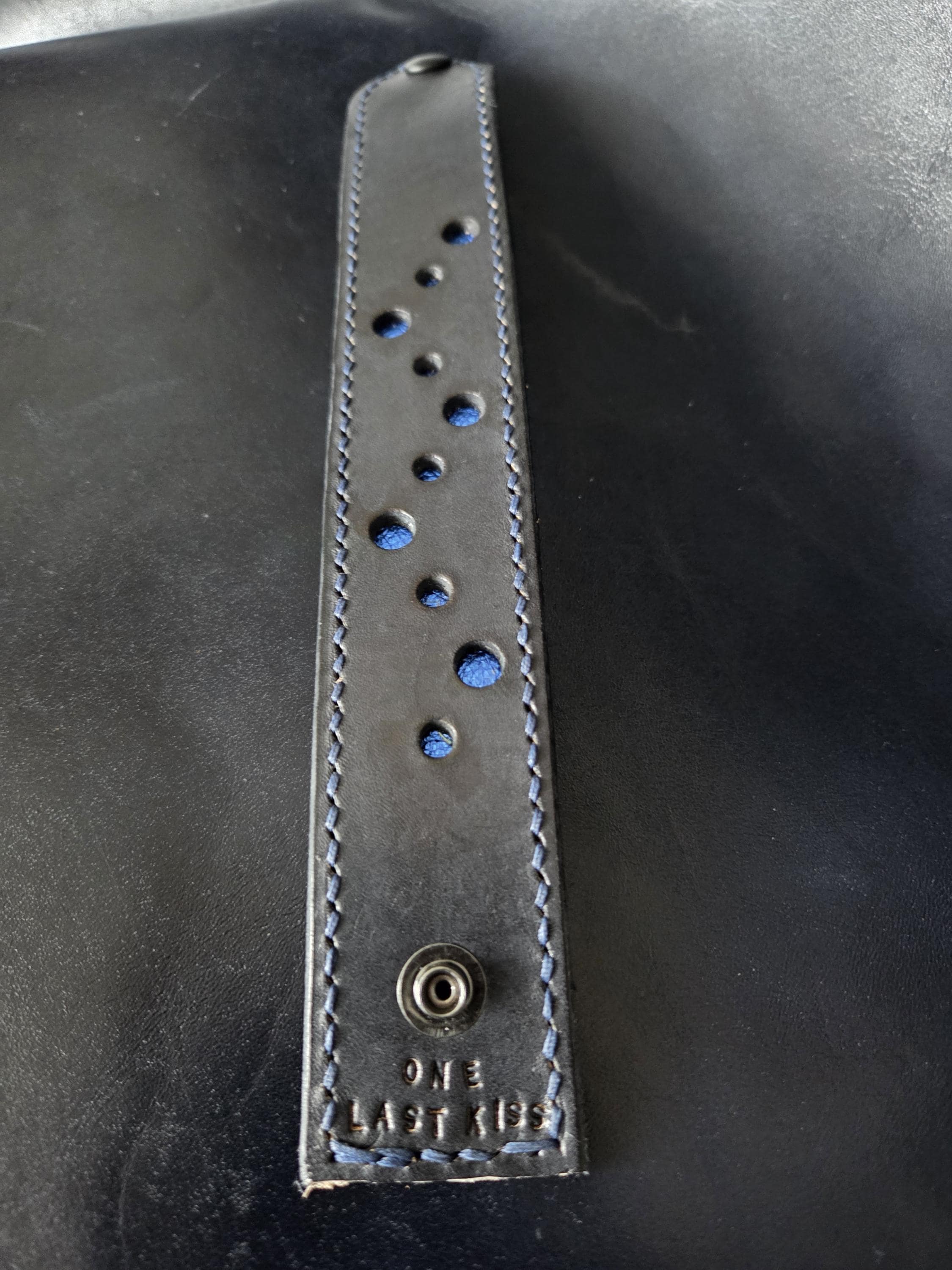 Black leather wristcuff. Size L.