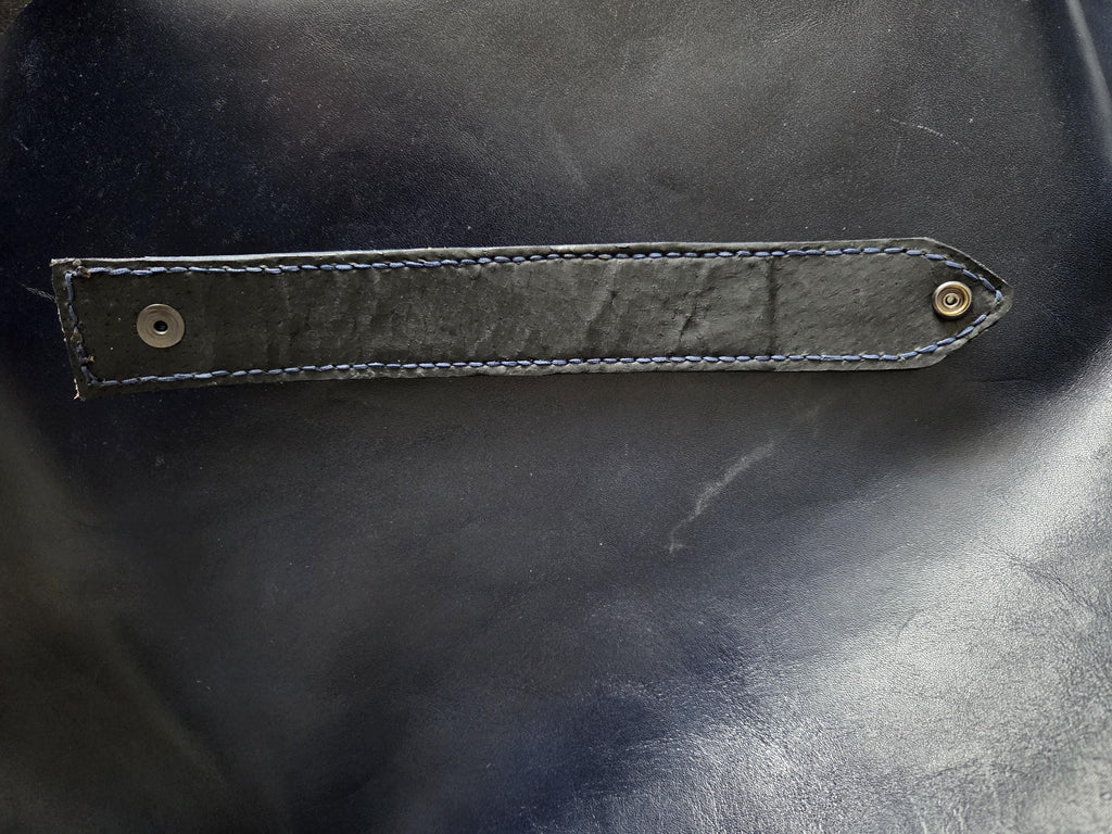 Black leather wristcuff. Size L.
